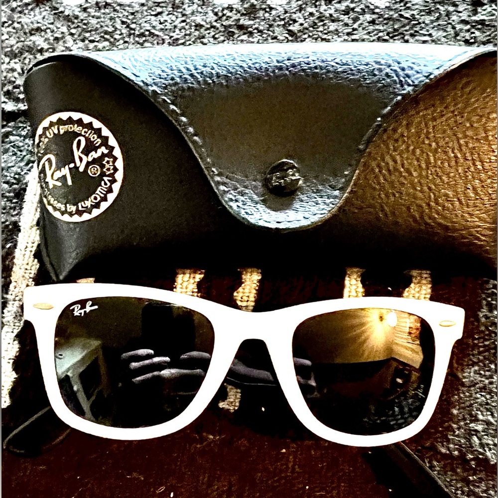 Authentic White Ray Bans Wayfarer!😎